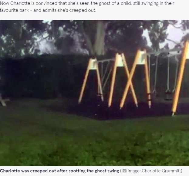 勝手に動く公園のブランコ（画像は『The Mirror　2022年1月21日付「Mysterious ‘ghost swing’ in children’s play area leaves dog walker ‘creeped out’」（Image: Charlotte Grummitt）』のスクリーンショット）