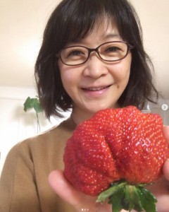 大きな「あまおう」を手にして微笑む田中美佐子（画像は『田中美佐子　2022年1月15日付Instagram「仕事終わって、こんなでっかい苺」』のスクリーンショット）