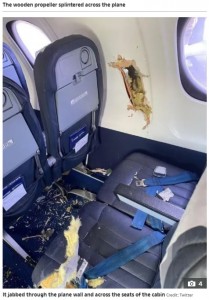 機内の壁には大きな傷が（画像は『The Sun US　2022年1月5日付「WHAT THE FLOCK Plane horror as propeller smashes through WINDOW after hitting bird leaving passengers terrified」（Credit: Twitter）』のスクリーンショット）