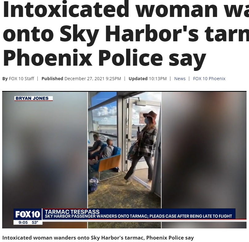 警察官により滑走路から連れ戻された女（画像は『FOX6 News Milwaukee　2021年12月27日付「Intoxicated woman wanders onto Sky Harbor’s tarmac, Phoenix Police say」』のスクリーンショット）