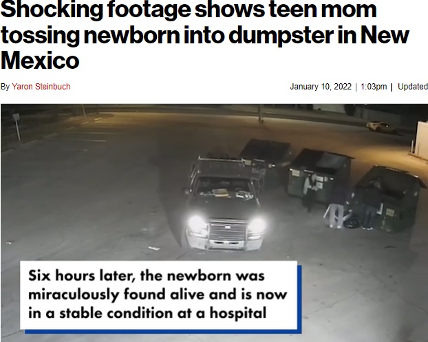 赤ちゃんの泣き声を聞き、ゴミ収集箱の中を確認する3人（画像は『New York Post　2022年1月10日付「Shocking footage shows teen mom tossing newborn into dumpster in New Mexico」（NBC / KOB-TV）』のスクリーンショット）