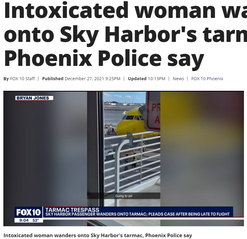 ヴィッキーは非常口を勝手に開けて滑走路へ（画像は『FOX6 News Milwaukee　2021年12月27日付「Intoxicated woman wanders onto Sky Harbor’s tarmac, Phoenix Police say」』のスクリーンショット）