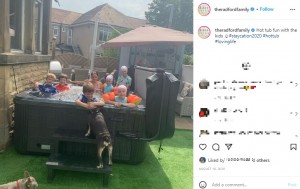 庭に設置されたホットタブ（画像は『Radford Family　2020年8月10日付Instagram「Hot tub fun with the kids」』のスクリーンショット）