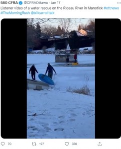 ロープをつないだカヤックを運ぶ住民（画像は『580 CFRA　2022年1月17日付Twitter「Listener video of a water rescue on the Rideau River in Manotick」』のスクリーンショット）