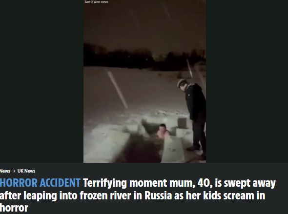 何度も潜るも見つからずパニックになる夫（画像は『The Sun　2022年1月23日付「HORROR ACCIDENT Terrifying moment mum, 40, is swept away after leaping into frozen river in Russia as her kids scream in horror」（Credit: East2west News）』のスクリーンショット）