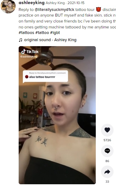 アシュリーさんが「大嫌い」と語る両肩のタトゥー（画像は『Ashley King 　2021年10月15日付TikTok「Reply to ＠literallysuckmyd1ck」』のスクリーンショット）