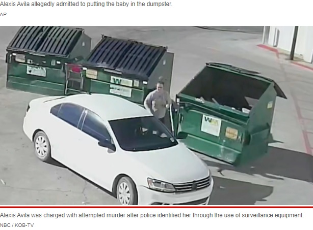 監視カメラが捉えた女の映像（画像は『New York Post　2022年1月10日付「Shocking footage shows teen mom tossing newborn into dumpster in New Mexico」（NBC / KOB-TV）』のスクリーンショット）