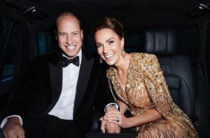 リムジンの中で寄り添うウィリアム王子とキャサリン妃（画像は『Duke and Duchess of Cambridge　2021年12月31日付Instagram「Wishing everyone a Happy New Year!」』のスクリーンショット）