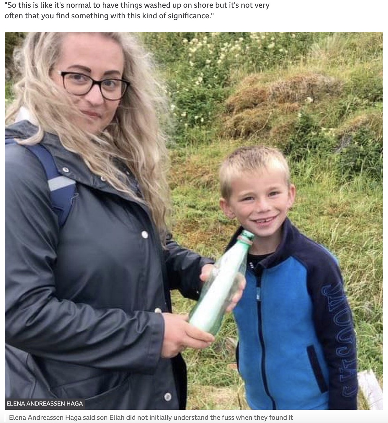 25年前のメッセージボトルを拾ったエレナさんとエライア君（画像は『BBC News　2022年1月26日付「Message in a bottle from Scottish girl found in Norway after 25 years」（ELENA ANDREASSEN HAGA）』のスクリーンショット）