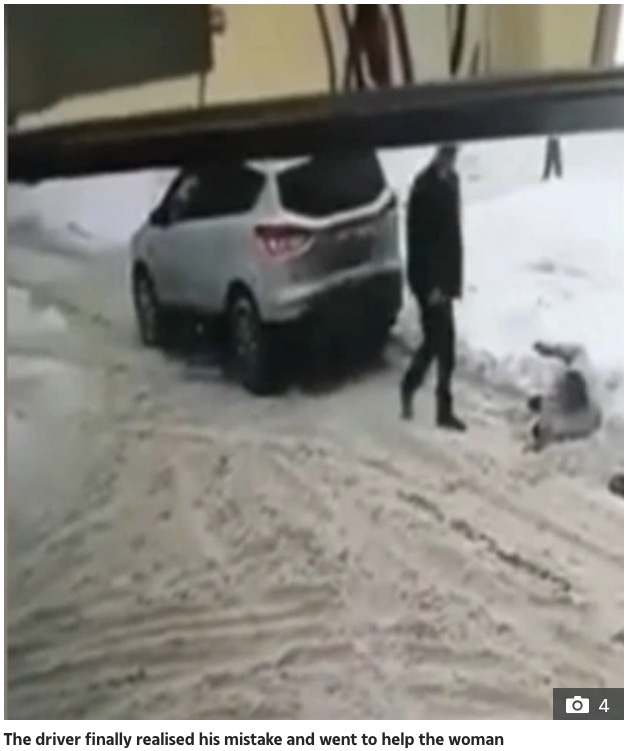 「雪の塊だと思った」と運転手（画像は『The Sun　2022年2月11日付「PLOUGH ON EARTH Shocking moment woman, 77, run over TWICE after driver ‘mistakes her for deep snow’ - but survives UNSCATHED」』のスクリーンショット）
