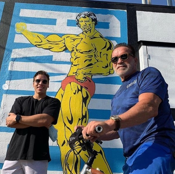 現在も仲が良いジョセフさんとアーノルド（画像は『Arnold Schwarzenegger　2021年10月2日付Instagram「Happy birthday ＠projoe2!」』のスクリーンショット）
