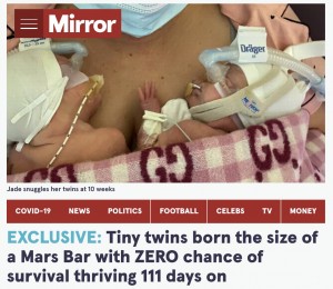 誕生から10週目の双子（画像は『The Mirror　2022年2月12日付「EXCLUSIVE: Tiny twins born the size of a Mars Bar with ZERO chance of survival thriving 111 days on」』のスクリーンショット）