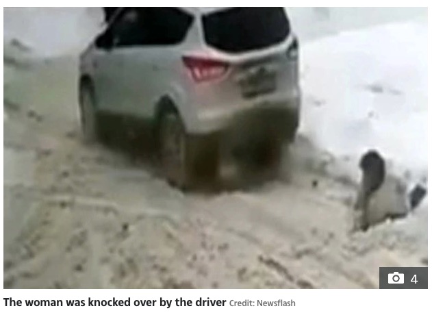 2回も轢かれてしまった女性（画像は『The Sun　2022年2月11日付「PLOUGH ON EARTH Shocking moment woman, 77, run over TWICE after driver ‘mistakes her for deep snow’ - but survives UNSCATHED」（Credit: Newsflash）』のスクリーンショット）