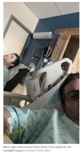 移植手術時のエリオットさん（右）とスコットさん（画像は『ProPublica　2022年2月11日付「He Donated His Kidney and Received a ＄13,064 Bill in Return」（Courtesy of Elliot Malin）』のスクリーンショット）