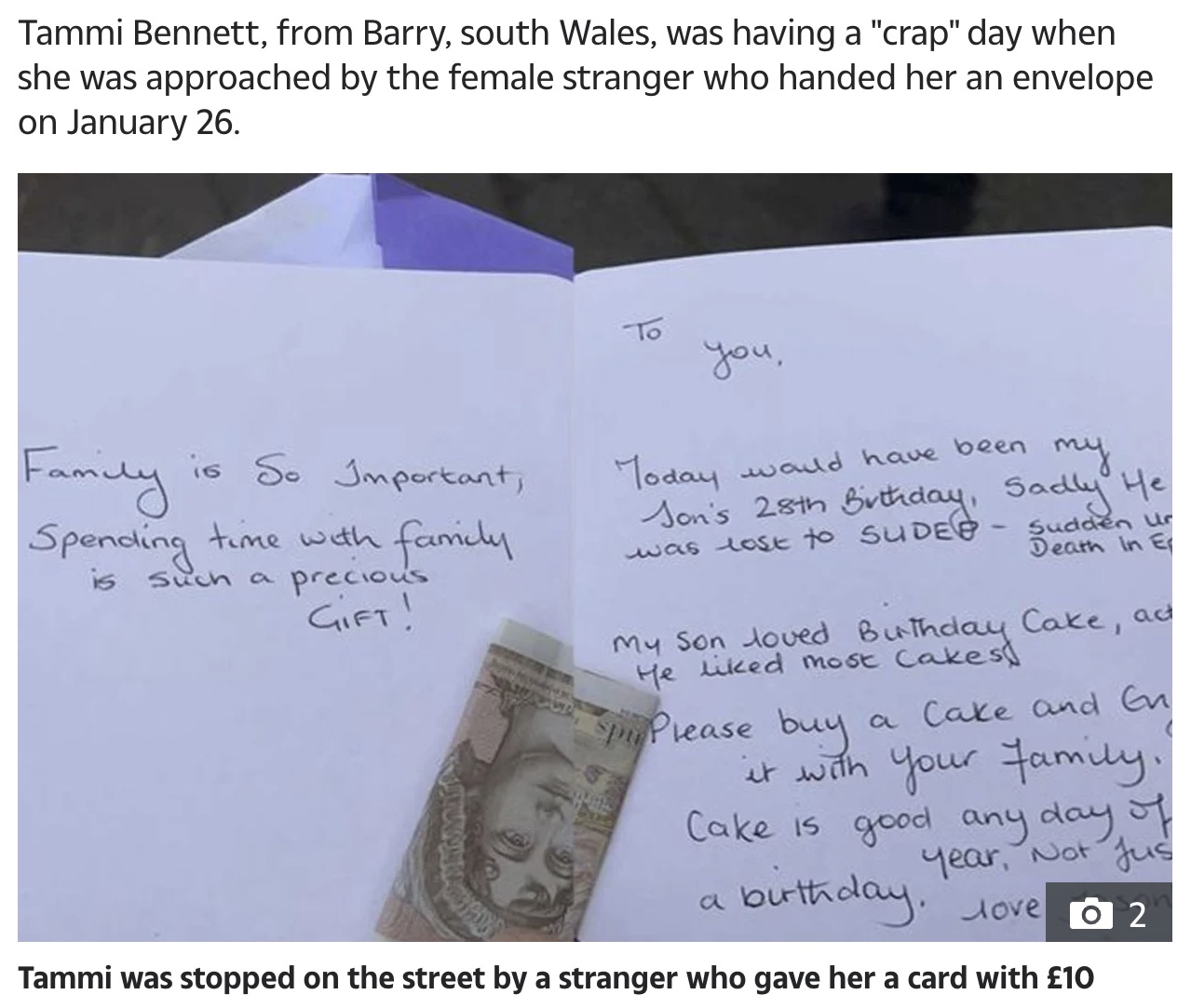 見知らぬ女性から渡されたカードと10ポンド紙幣（画像は『The Sun　2022年2月6日付「KIND STRANGER Woman stunned after grieving stranger gives her card with ￡10 inside as she walked down the street」』のスクリーンショット）