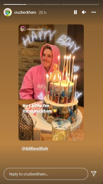 ビリーをテーマにしたバースデーケーキの前で微笑むクルス（画像は『CRUZ　2022年2月20日付Instagram』のスクリーンショット）