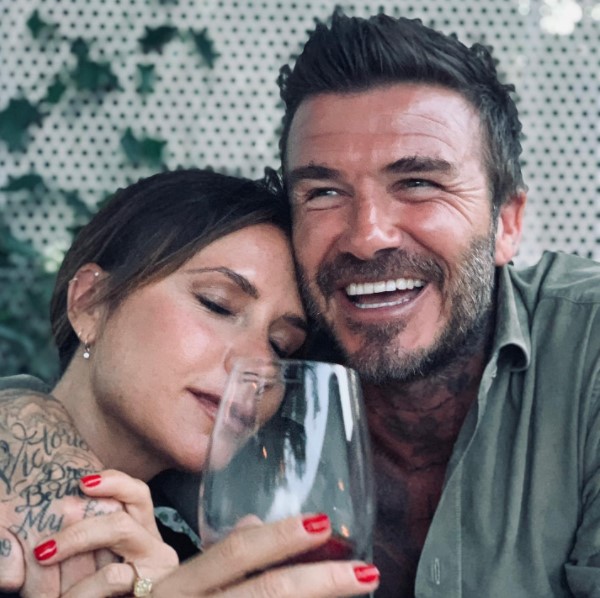 デヴィッドとワインを嗜むヴィクトリア（画像は『David Beckham　2021年2月14日付Instagram「Happy Valentines to the most amazing mummy and the most inspiring wife..」』のスクリーンショット）