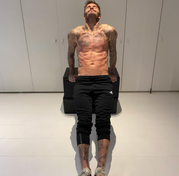 現役引退後も身体を鍛えているデヴィッド（画像は『David Beckham　2020年12月9日付Instagram「I really hate tricep dips as a finisher」』のスクリーンショット）
