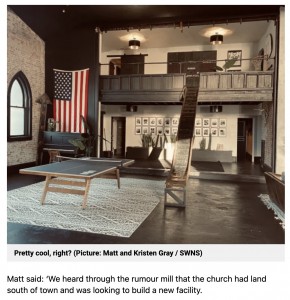 大きな滑り台つきのプレイルーム（画像は『Metro　2022年2月24日付「Family of seven transform 119-year-old church into gorgeous home complete with a slide」（Picture: Matt and Kristen Gray / SWNS）』のスクリーンショット）