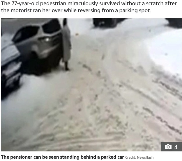 後方の女性に気付かず運転手は…（画像は『The Sun　2022年2月11日付「PLOUGH ON EARTH Shocking moment woman, 77, run over TWICE after driver ‘mistakes her for deep snow’ – but survives UNSCATHED」（Credit: Newsflash）』のスクリーンショット）
