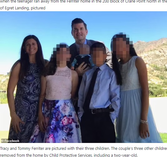 4人の子供を育てていたトレイシーとティモシー（画像は『WSTPost　2022年2月10日付「Florida couple who forced adoption, 14, to live in 8ft x 8ft lockbox charged with child abuse」』のスクリーンショット）