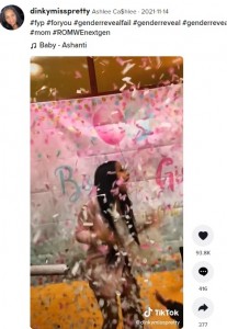 ピンクの紙吹雪に大喜びのアシュリーさん（画像は『Ashlee Ca＄hlee　2021年11月14日付TikTok「＃fyp」』のスクリーンショット）