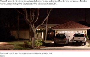 夫妻のフロリダの家（画像は『New York Post　2022年2月9日付「Florida couple forced adopted son to live inside ‘box’ in garage: cops」（CBS12）』のスクリーンショット）