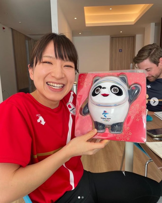 ビンドゥンドゥンをゲットした鈴木夕湖（画像は『Japan Curling Association　2022年2月14日付Instagram「女子カーリング日本代表」』のスクリーンショット）