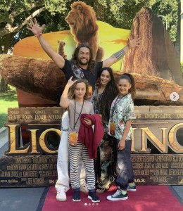 ジェイソンとリサ、子供達2人と（画像は『Jason Momoa　2019年7月21日付Instagram「HAPPY BIRTHDAY MY LOVEE.」』のスクリーンショット）