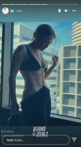 引き締まった腹筋が際立つ美ボディを披露（画像は『Jennifer Lopez　2022年2月2日付Instagram』のスクリーンショット）