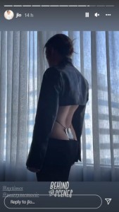 スカートにレザーのクロップジャケットを合わせたジェニファー（画像は『Jennifer Lopez　2022年2月2日付Instagram』のスクリーンショット）