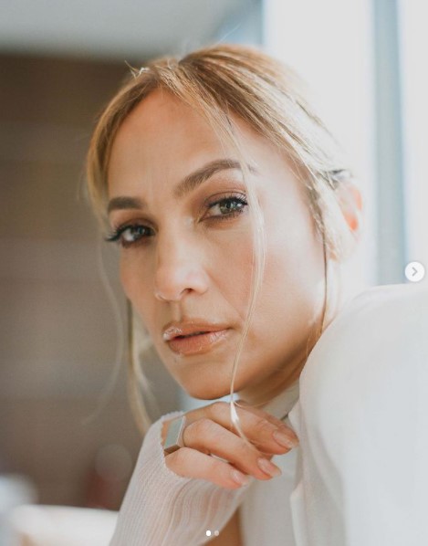 セクシーな衣装で引き締まったボディラインを披露したジェニファー・ロペス（画像は『The New York Times　2022年2月2日付Instagram「Can Jennifer Lopez save the rom-com?」』のスクリーンショット）