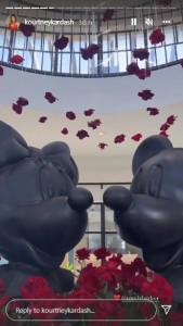 天井からバラの花びらが舞うようなロマンティックなセッティング（画像は『Kourtney　2022年2月14日付Instagram』のスクリーンショット）
