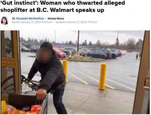 必死でカートを引っ張る男（画像は『Global News　2022年1月31日付「‘Gut instinct’: Woman who thwarted alleged shoplifter at B.C. Walmart speaks up」（Courtesy:Facebook-Darrell Johansen）』のスクリーンショット）