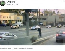 【海外発！Breaking News】車に衝突され巻き込まれる自転車、ひき逃げで米警察が映像公開＜動画あり＞