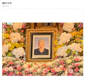 花々に囲まれた母親の遺影（画像は『松居一代　2022年2月9日付オフィシャルブログ「遺影の写真」』のスクリーンショット）