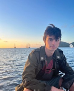 海でボートに乗るディランさん（画像は『Dylan Douglas　2022年1月31日付Instagram』のスクリーンショット）
