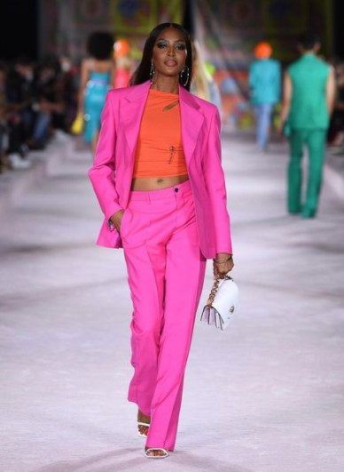 昨年9月「ヴェルサーチ」のランウェイを歩くナオミ（画像は『Versace　2021年9月24日付Instagram「Runway royalty - ＠naomi returned to the Versace runway in a hot pink pantsuit from the ＃VersaceSS22 collection.」』のスクリーンショット）