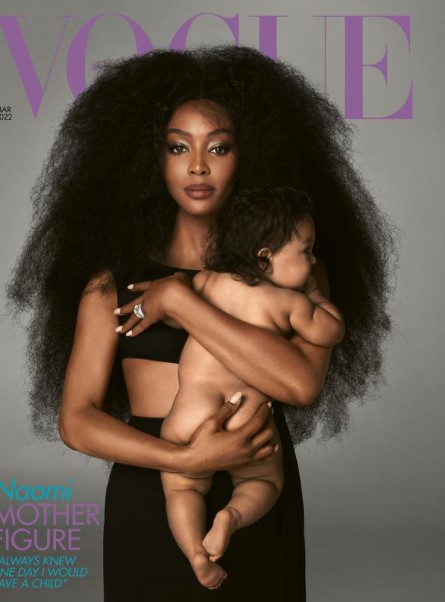 愛娘を抱いて『VOGUE』誌の表紙を飾ったナオミ（画像は『British Vogue　2022年2月14日付Instagram「The incomparable ＠Naomi is the star of ＠BritishVogue’s March 2022 cover」』のスクリーンショット）