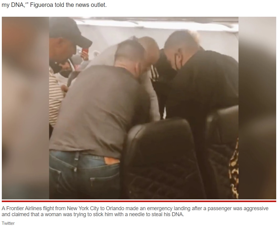 機内で暴れる男を取り押さえた乗客たち（画像は『New York Post　2022年2月10日付「Frontier passenger accuses woman of sticking him with needle to steal DNA」（Twitter）』のスクリーンショット）