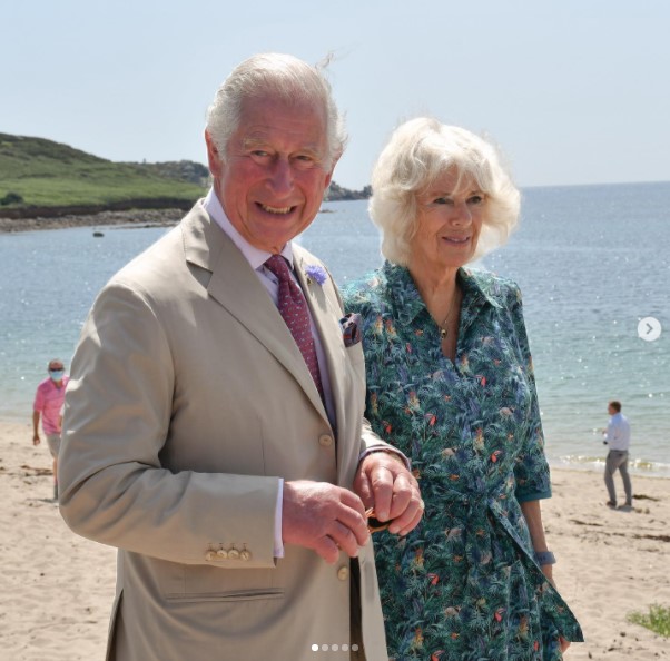 昨年7月、英シリー諸島を訪問したチャールズ皇太子とカミラ夫人（画像は『Clarence House　2021年7月20日付Instagram「The Duke and Duchess of Cornwall have arrived in the Isles of Scilly!」』のスクリーンショット）