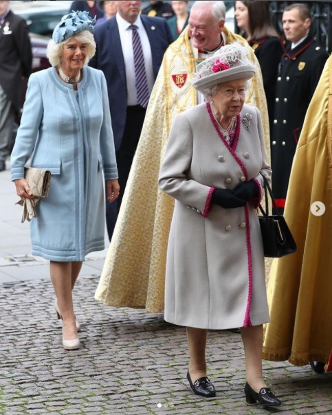 2019年にウェストミンスター寺院を訪れた女王とカミラ夫人（画像は『Clarence House　2019年10月15日付Instagram「Today The Queen and The Duchess of Cornwall attended a service at Westminster Abbey to mark 750 years since the church was consecrated.」』のスクリーンショット）