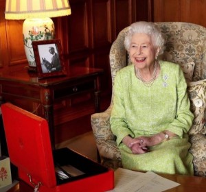 【イタすぎるセレブ達】エリザベス女王、即位70年記念の最新ポートレート公開　過去の“赤い箱”の写真と共に在位期間を振り返る