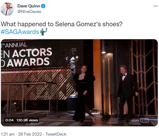 裸足でステージに現れたセレーナ（画像は『Dave Quinn　2022年2月28日付Twitter「What happened to Selena Gomez's shoes?」』のスクリーンショット）