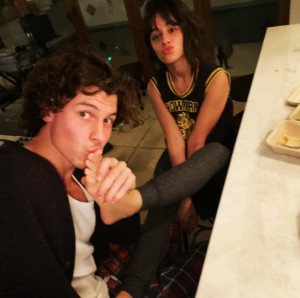 交際していた当時のショーンとカミラ（画像は『Shawn Mendes　2021年2月14日付Instagram「I kiss your foot cuz I love you」』のスクリーンショット）