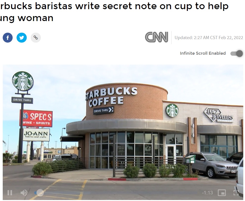 スターバックス店員の機転の利いた行動に称賛の声が（画像は『KETV NewsWatch 7　2022年2月22日付「Starbucks baristas write secret note on cup to help young woman」』のスクリーンショット）
