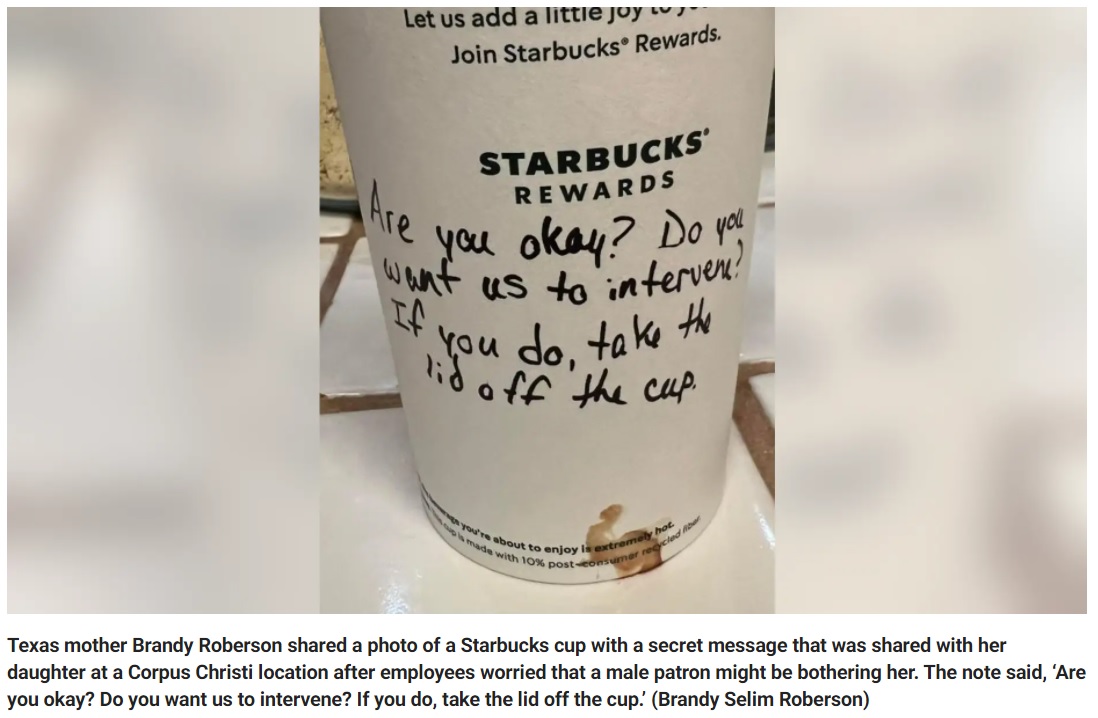 店員がカップに書いたメッセージ（画像は『Fox News　2022年2月22日付「Texas Starbucks employee goes viral after secretly passing note to young woman」（Brandy Selim Roberson）』のスクリーンショット）