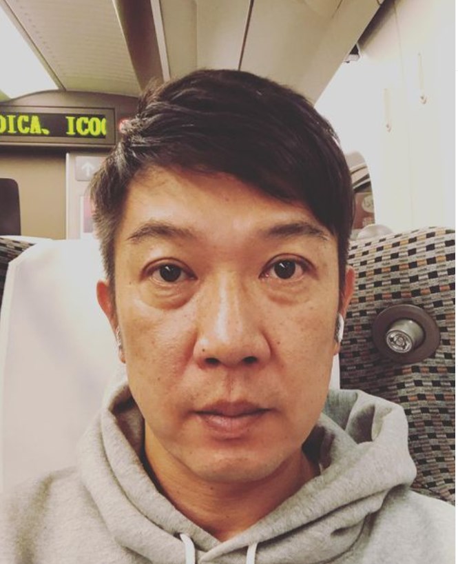 美顔器体験後に移動する木本武宏（画像は『木本武宏　2021年11月15日付Instagram「凄い美顔器を収録で体験したものの」』のスクリーンショット）