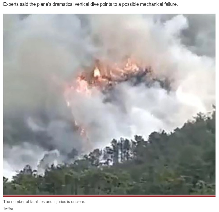 飛行機の墜落により山火事が発生（画像は『New York Post　2022年3月21日付「Footage shows moment China Eastern Boeing 737 nosedives before fiery crash」（Twitter）』のスクリーンショット）