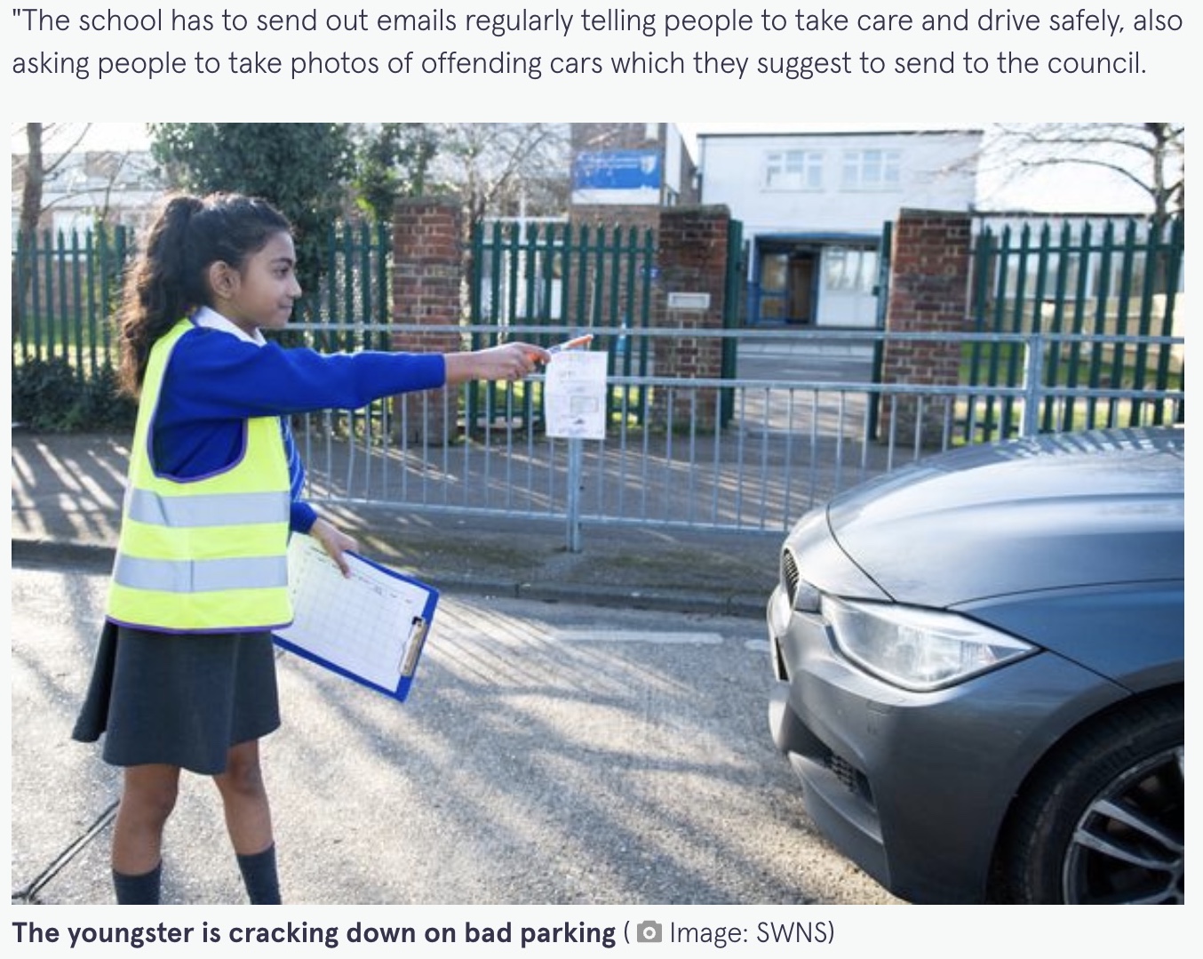 校長から安全衛生責任者に任命されたアンドロメダさん（画像は『The Mirror　2022年3月7日付「Nine-year-old hailed ‘hero’ after hitting back at bad parking outside her school」（Image: SWNS）』のスクリーンショット）